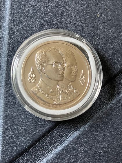 เหรียญเงินที่ระลึกบรมธาตุเจดีย์ ฉลอง 60พรรษา รัชกาลที่9 โดยกองทัพอากาศ รูปที่ 2