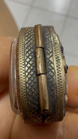 หลวงพ่อปาน วัดบางนมโค พระเครื่องเนื้อดิน รูปทรงห้าเหลี่ยม ในตลับหน้าลงยา รูปที่ 15