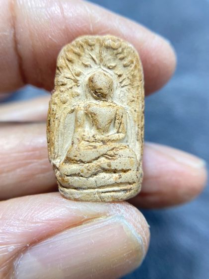 พระคงลำพูนขาว