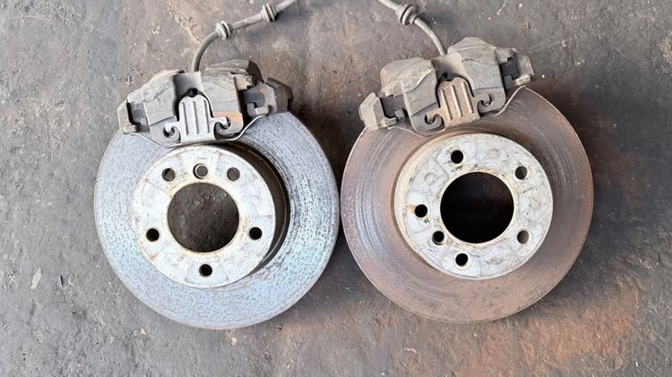 จานเบรค BMW พร้อมผ้าเบรคและคาลิปเปอร์เบรค ครบชุด E90 E84 X1 