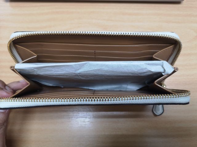 กระเป๋าสตางค์ใบยาว Coach ลายดอกไม้ ของแท้ สภาพใหม่ รุ่น Accordion Zip Wallet รูปที่ 4