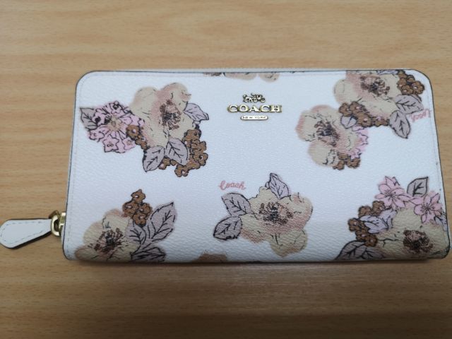 หญิง ขาว หนังแท้ กระเป๋าสตางค์ใบยาว Coach ลายดอกไม้ ของแท้ สภาพใหม่ รุ่น Accordion Zip Wallet