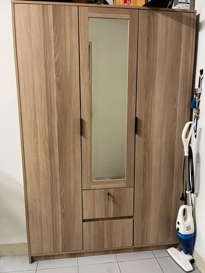 ไม้ ตู้เสื้อผ้ามือสอง