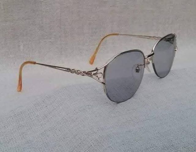 แว่นตาลักซ์ชัวรีแบรนด์ฝรั่งเศส GUY LAROCHHE PARIS มือหนึ่ง–New Old Stock กรอบทอง KGP เลนส์ออโต้ สีเทา–สว่าง...Authentic Vintage GUY LAROCHE PARIS Handcrafted in Japan รูปที่ 2