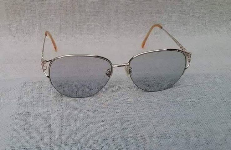 แว่นตาลักซ์ชัวรีแบรนด์ฝรั่งเศส GUY LAROCHHE PARIS มือหนึ่ง–New Old Stock กรอบทอง KGP เลนส์ออโต้ สีเทา–สว่าง...Authentic Vintage GUY LAROCHE PARIS Handcrafted in Japan รูปที่ 12
