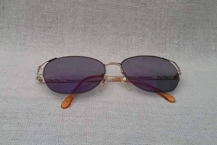 แว่นตาลักซ์ชัวรีแบรนด์ฝรั่งเศส GUY LAROCHHE PARIS มือหนึ่ง–New Old Stock กรอบทอง KGP เลนส์ออโต้ สีเทา–สว่าง...Authentic Vintage GUY LAROCHE PARIS Handcrafted in Japan รูปที่ 4