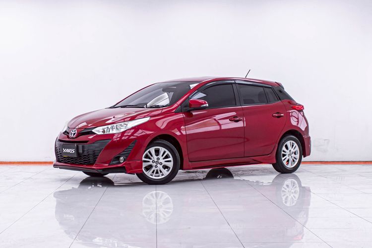 รถ Toyota Yaris 1.2 E สี แดง