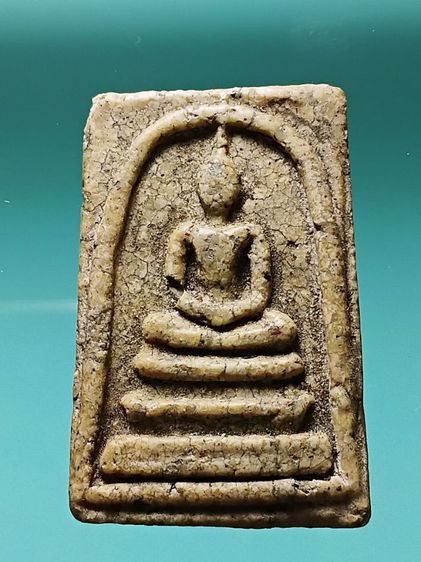 พระสมเด็จวัดระฆัง เก่ามาก สร้างยุคแรก พระอยู่ในตลับสีผึ้ง วางอยู่บนหิ้งเก่าบ้านคุณตา แกะออกมาจากตลับสีผึ้งโบราณเก่า คนสมัยก่อนเอาไปใส่ไว้