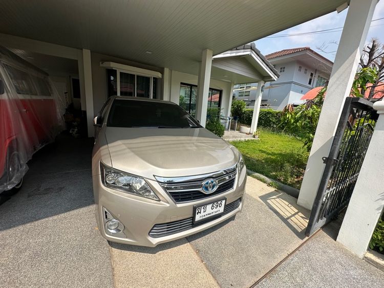 รถ Toyota Camry 2.5 Hybrid สี ทอง