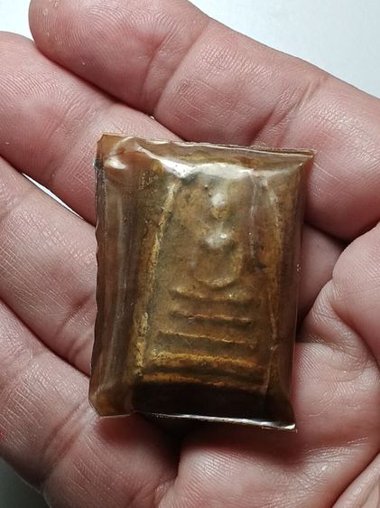 พระสมเด็จกรุวัดบางขุนพรหม เปิดกรุเมื่อปี 2500 ซองเดิมจากวัด ไม่ผ่านการแกะหรือผ่านการใช้มาก่อน พระนายทหารเกษียณเก็บเก่า ได้เหมาพระยกบ้านมาคับ รูปที่ 7