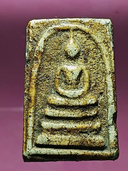 พระสมเด็จเก่ามาก อายุกว่า100 ปี สภาพผ่านการใช้จากคนโบราณมาอย่างโชกโชน สภาพสวยเก่าไม่หักไม่ซ่อม หาชมได้ยากมาก