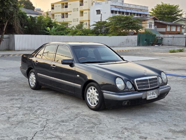 Mercedes-Benz E-Class 1996 E230 Sedan เบนซิน ไม่ติดแก๊ส เกียร์อัตโนมัติ ดำ รูปที่ 3