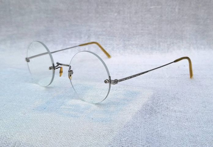 แว่นตาแฮนด์คราฟท์โบราณ–หยดน้ำกลม–ไร้กรอบยุคโชวะ JAPANESE RIMLESS GLASSES ในรัชสมัยจักรพรรดิฮิโระฮิโตะ เฟรมวัสดุคลาสสิค SPM Sun Platinum Metal เลนส์บลูโพรเทค มัลติโค้ท ค่าสายตายาว 200...Authentic Vintage JAPANESE RIMLESS GLASSES Handcrafted in Japan รูปที่ 13