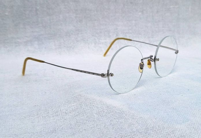 แว่นตาแฮนด์คราฟท์โบราณ–หยดน้ำกลม–ไร้กรอบยุคโชวะ JAPANESE RIMLESS GLASSES ในรัชสมัยจักรพรรดิฮิโระฮิโตะ เฟรมวัสดุคลาสสิค SPM Sun Platinum Metal เลนส์บลูโพรเทค มัลติโค้ท ค่าสายตายาว 200...Authentic Vintage JAPANESE RIMLESS GLASSES Handcrafted in Japan รูปที่ 3