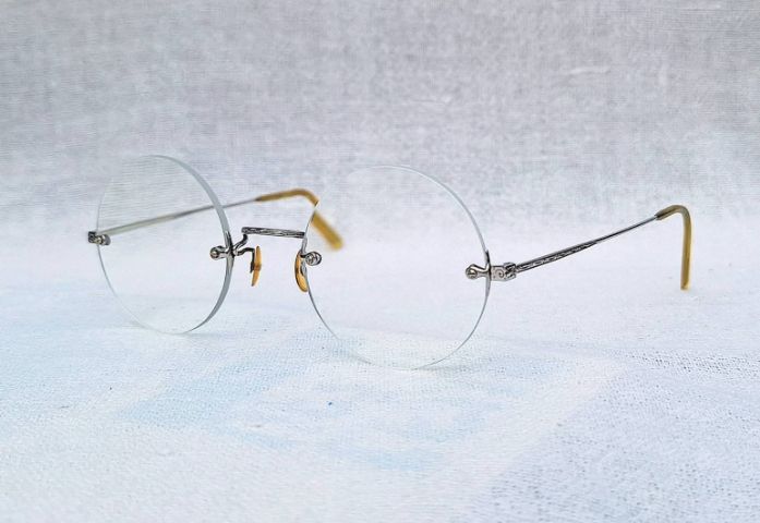 แว่นตาแฮนด์คราฟท์โบราณ–หยดน้ำกลม–ไร้กรอบยุคโชวะ JAPANESE RIMLESS GLASSES ในรัชสมัยจักรพรรดิฮิโระฮิโตะ เฟรมวัสดุคลาสสิค SPM Sun Platinum Metal เลนส์บลูโพรเทค มัลติโค้ท ค่าสายตายาว 200...Authentic Vintage JAPANESE RIMLESS GLASSES Handcrafted in Japan รูปที่ 4