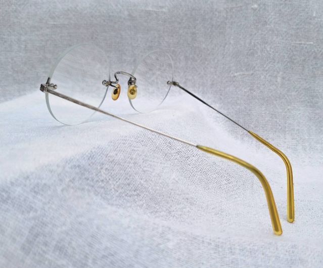 แว่นตาแฮนด์คราฟท์โบราณ–หยดน้ำกลม–ไร้กรอบยุคโชวะ JAPANESE RIMLESS GLASSES ในรัชสมัยจักรพรรดิฮิโระฮิโตะ เฟรมวัสดุคลาสสิค SPM Sun Platinum Metal เลนส์บลูโพรเทค มัลติโค้ท ค่าสายตายาว 200...Authentic Vintage JAPANESE RIMLESS GLASSES Handcrafted in Japan รูปที่ 12