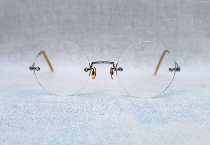 แว่นตาแฮนด์คราฟท์โบราณ–หยดน้ำกลม–ไร้กรอบยุคโชวะ JAPANESE RIMLESS GLASSES ในรัชสมัยจักรพรรดิฮิโระฮิโตะ เฟรมวัสดุคลาสสิค SPM Sun Platinum Metal เลนส์บลูโพรเทค มัลติโค้ท ค่าสายตายาว 200...Authentic Vintage JAPANESE RIMLESS GLASSES Handcrafted in Japan รูปที่ 2