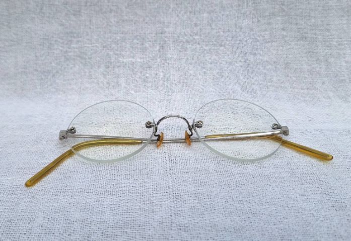 แว่นตาแฮนด์คราฟท์โบราณ–หยดน้ำกลม–ไร้กรอบยุคโชวะ JAPANESE RIMLESS GLASSES ในรัชสมัยจักรพรรดิฮิโระฮิโตะ เฟรมวัสดุคลาสสิค SPM Sun Platinum Metal เลนส์บลูโพรเทค มัลติโค้ท ค่าสายตายาว 200...Authentic Vintage JAPANESE RIMLESS GLASSES Handcrafted in Japan รูปที่ 9
