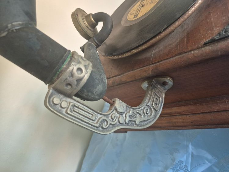 horn gramophone player Master's Voice (HMV) Gramophone รูปที่ 13