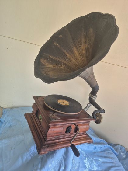 horn gramophone player Master's Voice (HMV) Gramophone รูปที่ 2