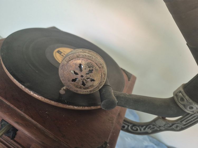 horn gramophone player Master's Voice (HMV) Gramophone รูปที่ 18