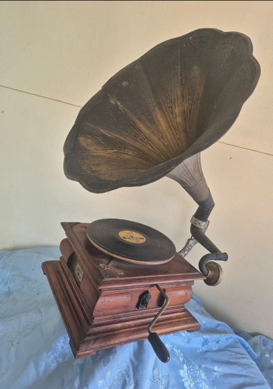 horn gramophone player Master's Voice (HMV) Gramophone