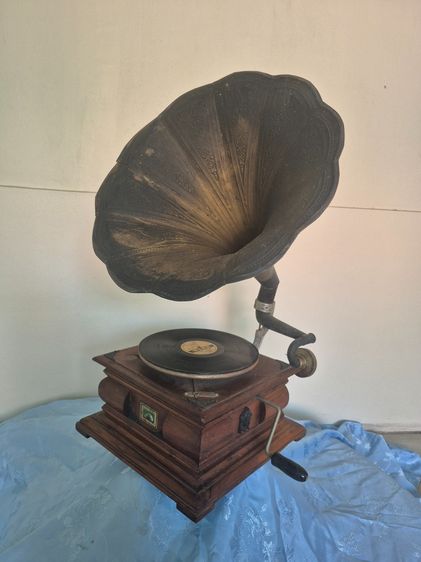 horn gramophone player Master's Voice (HMV) Gramophone รูปที่ 9