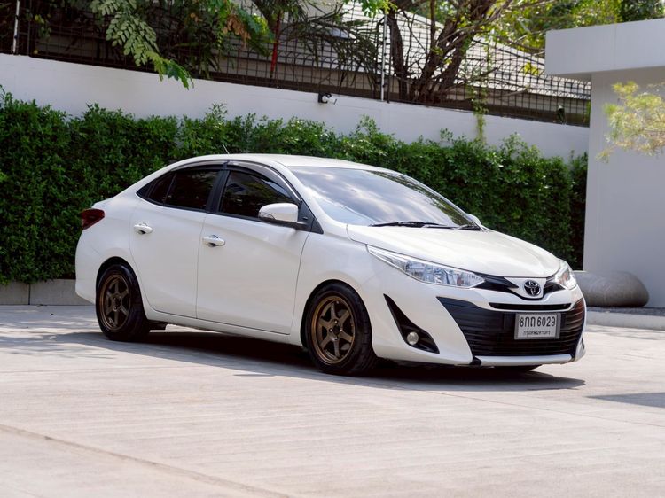 รถ Toyota Yaris ATIV 1.2 E สี ขาว