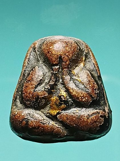 พระปิดตาเก่า หลวงปู่ภู่ วัดนอก จ.ชลบุรี รุ่นแรก เนื้อผงคลุกรักเก่า ยุคเดียวกับหลวงพ่อเเก้ว อายุร้อยกว่าปี องค์นี้แกะออกมาจากเลี่ยมทองเก่า 