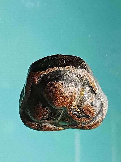 พระปิดตาเก่า หลวงปู่ภู่ วัดนอก จ.ชลบุรี รุ่นแรก เนื้อผงคลุกรักเก่า ยุคเดียวกับหลวงพ่อเเก้ว อายุร้อยกว่าปี องค์นี้แกะออกมาจากเลี่ยมทองเก่า  รูปที่ 6