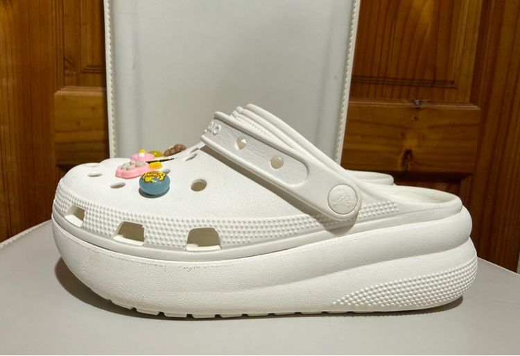 รองเท้าแตะแบบมีหูและแบบสวม ขาว รองเท้า Crocs Classic Crush Clog