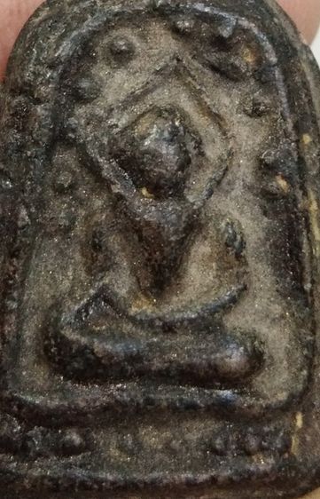 3034-พระหลวงพ่ออิ่ม วัดคลองด่าน (วัดบางเหี้ย) จังหวัดสมุทรปราการ พิมพ์พระคงเนื้อผงจุ่มรัก หลังยันต์