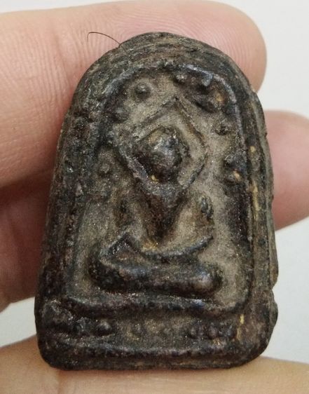 3034-พระหลวงพ่ออิ่ม วัดคลองด่าน (วัดบางเหี้ย) จังหวัดสมุทรปราการ พิมพ์พระคงเนื้อผงจุ่มรัก หลังยันต์ รูปที่ 2