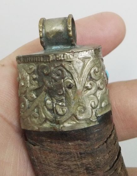 3036-เครื่องรางเขาโบราณ ตีหุ้มโคนลายไม้เลื้อยกนกโบราณ เก่าเข้มขลัง ขนาดความยาวรวมประมาณ 4 นิ้ว รูปที่ 5