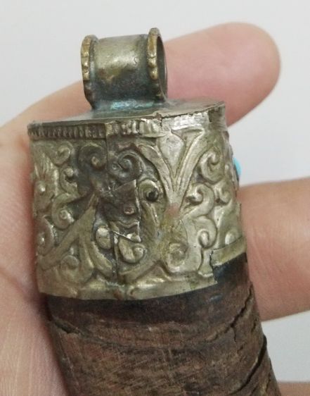 3036-เครื่องรางเขาโบราณ ตีหุ้มโคนลายไม้เลื้อยกนกโบราณ เก่าเข้มขลัง ขนาดความยาวรวมประมาณ 4 นิ้ว รูปที่ 11