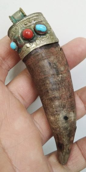 3036-เครื่องรางเขาโบราณ ตีหุ้มโคนลายไม้เลื้อยกนกโบราณ เก่าเข้มขลัง ขนาดความยาวรวมประมาณ 4 นิ้ว รูปที่ 6