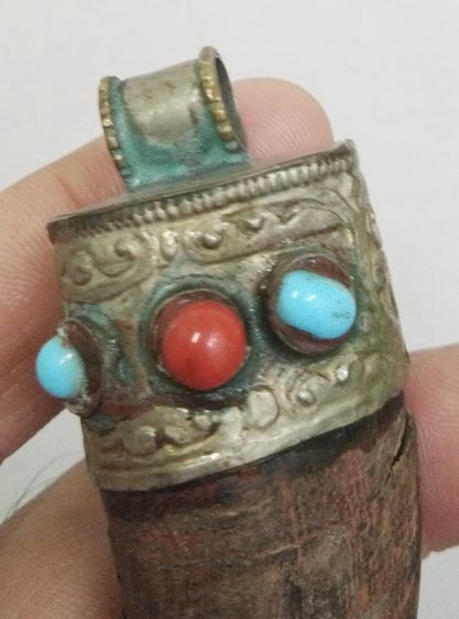 3036-เครื่องรางเขาโบราณ ตีหุ้มโคนลายไม้เลื้อยกนกโบราณ เก่าเข้มขลัง ขนาดความยาวรวมประมาณ 4 นิ้ว รูปที่ 7