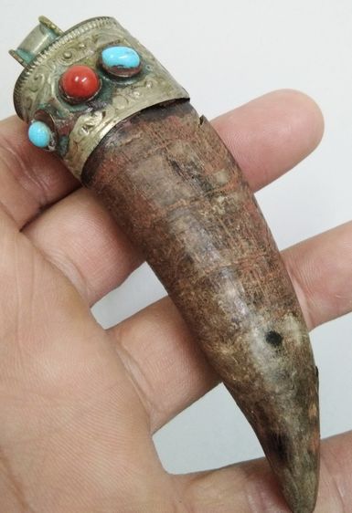 3036-เครื่องรางเขาโบราณ ตีหุ้มโคนลายไม้เลื้อยกนกโบราณ เก่าเข้มขลัง ขนาดความยาวรวมประมาณ 4 นิ้ว รูปที่ 18