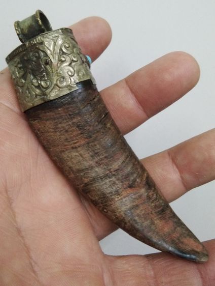 3036-เครื่องรางเขาโบราณ ตีหุ้มโคนลายไม้เลื้อยกนกโบราณ เก่าเข้มขลัง ขนาดความยาวรวมประมาณ 4 นิ้ว รูปที่ 17