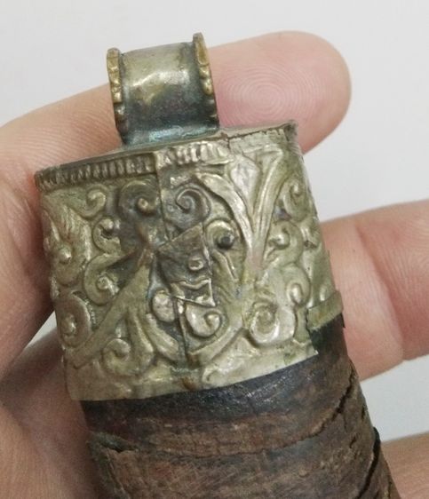 3036-เครื่องรางเขาโบราณ ตีหุ้มโคนลายไม้เลื้อยกนกโบราณ เก่าเข้มขลัง ขนาดความยาวรวมประมาณ 4 นิ้ว รูปที่ 15