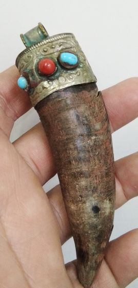 3036-เครื่องรางเขาโบราณ ตีหุ้มโคนลายไม้เลื้อยกนกโบราณ เก่าเข้มขลัง ขนาดความยาวรวมประมาณ 4 นิ้ว รูปที่ 14