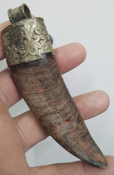 3036-เครื่องรางเขาโบราณ ตีหุ้มโคนลายไม้เลื้อยกนกโบราณ เก่าเข้มขลัง ขนาดความยาวรวมประมาณ 4 นิ้ว รูปที่ 10