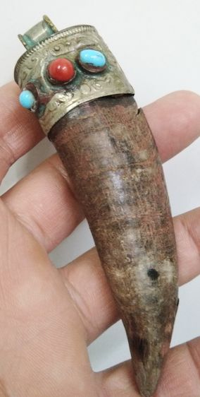 3036-เครื่องรางเขาโบราณ ตีหุ้มโคนลายไม้เลื้อยกนกโบราณ เก่าเข้มขลัง ขนาดความยาวรวมประมาณ 4 นิ้ว รูปที่ 8