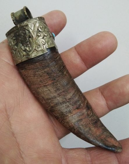 3036-เครื่องรางเขาโบราณ ตีหุ้มโคนลายไม้เลื้อยกนกโบราณ เก่าเข้มขลัง ขนาดความยาวรวมประมาณ 4 นิ้ว รูปที่ 13