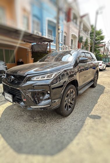 รถ Toyota Fortuner 2.8 GR Sport Black Top 4WD สี ดำ