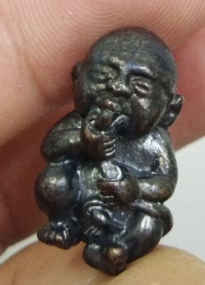 3042-กุมารทองดูดรกบันดาลโชค หลวงพ่อเมียน วัดจะเนียงวนาราม จ.บุรีรัมย์ เนื้อทองแดงรมดำ พร้อมกล่องเดิมๆ