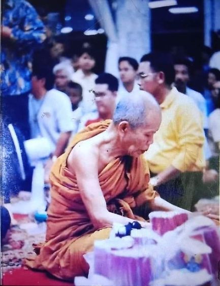 3046-พระขุนแผนหลวงพ่อคูณ เนื้อขาวพุทธคุณผสมธูปยาสูบ รุ่นรวยมหาเสน่ห์ ปี 2543 ตะกรุดเงิน 19 ดอก ฝังพลอยเสก เกศา จีวร รูปที่ 5