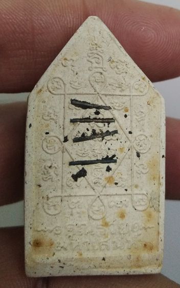 3046-พระขุนแผนหลวงพ่อคูณ เนื้อขาวพุทธคุณผสมธูปยาสูบ รุ่นรวยมหาเสน่ห์ ปี 2543 ตะกรุดเงิน 19 ดอก ฝังพลอยเสก เกศา จีวร รูปที่ 2