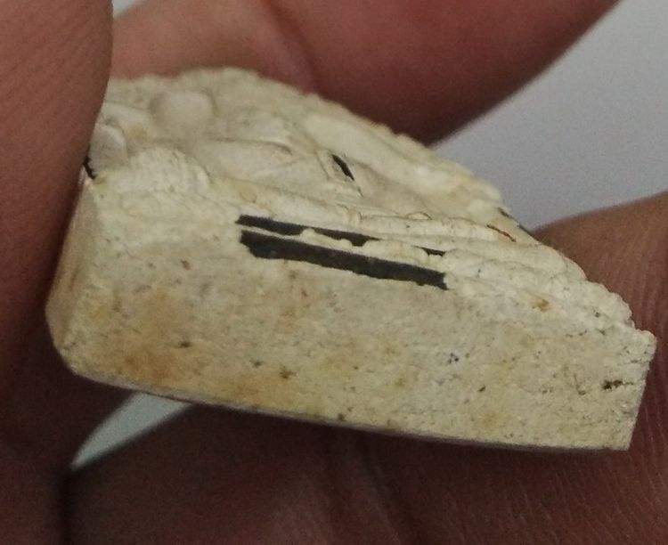 3046-พระขุนแผนหลวงพ่อคูณ เนื้อขาวพุทธคุณผสมธูปยาสูบ รุ่นรวยมหาเสน่ห์ ปี 2543 ตะกรุดเงิน 19 ดอก ฝังพลอยเสก เกศา จีวร รูปที่ 18