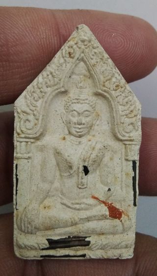 3046-พระขุนแผนหลวงพ่อคูณ เนื้อขาวพุทธคุณผสมธูปยาสูบ รุ่นรวยมหาเสน่ห์ ปี 2543 ตะกรุดเงิน 19 ดอก ฝังพลอยเสก เกศา จีวร รูปที่ 7